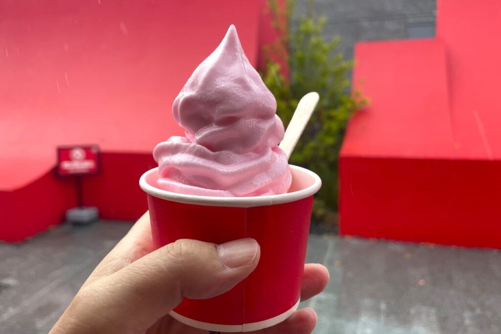 万博・オマーン館で大人気、伝統菓子とローズソフトクリーム