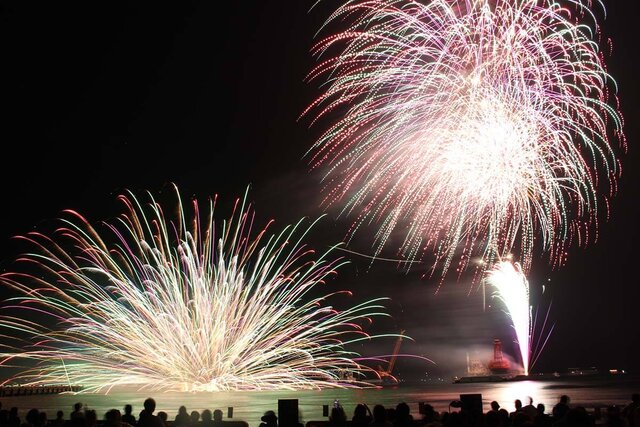 約3,000発の花火とドローンの競演、和歌山港で花火大会