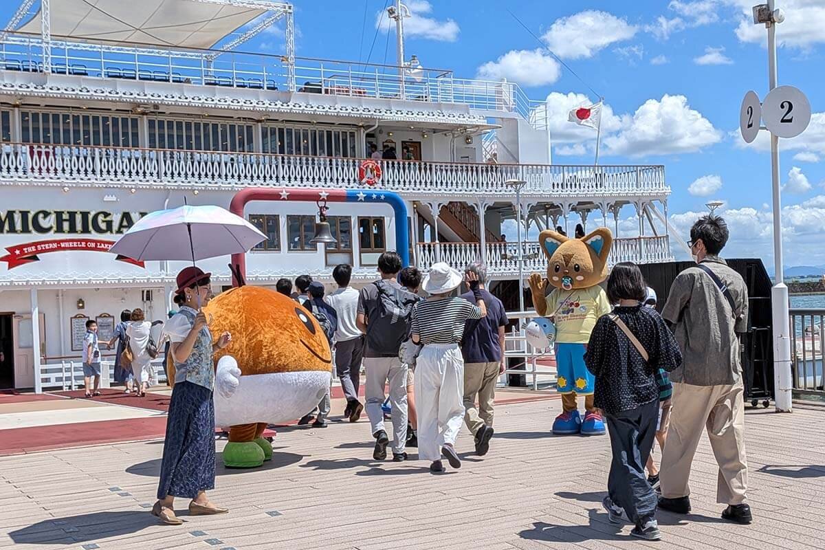 滋賀のご当地キャラが大津港に、クルーズ船で夏休みイベント