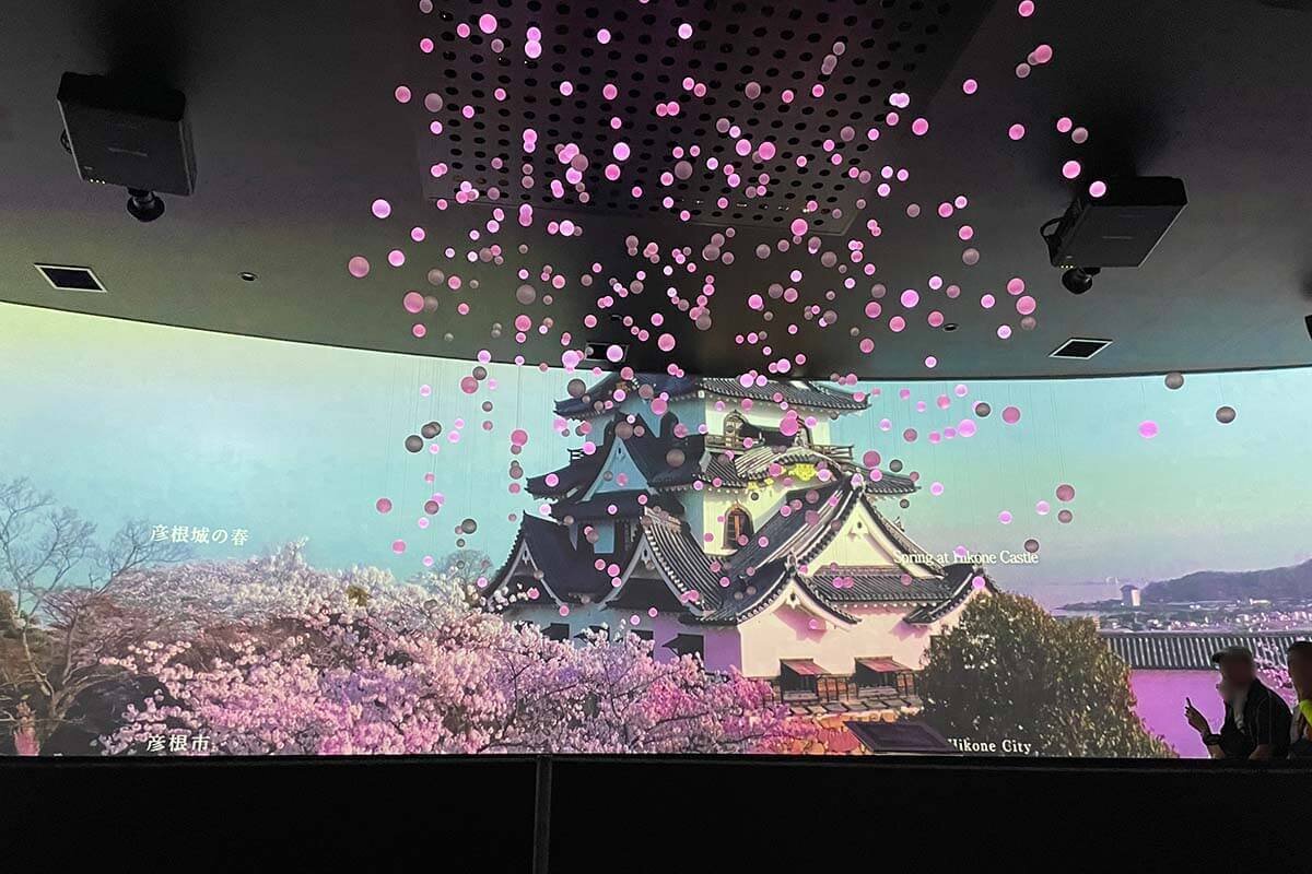 20分が一瞬な万博展示、動く球体が光を放つ滋賀県ブース