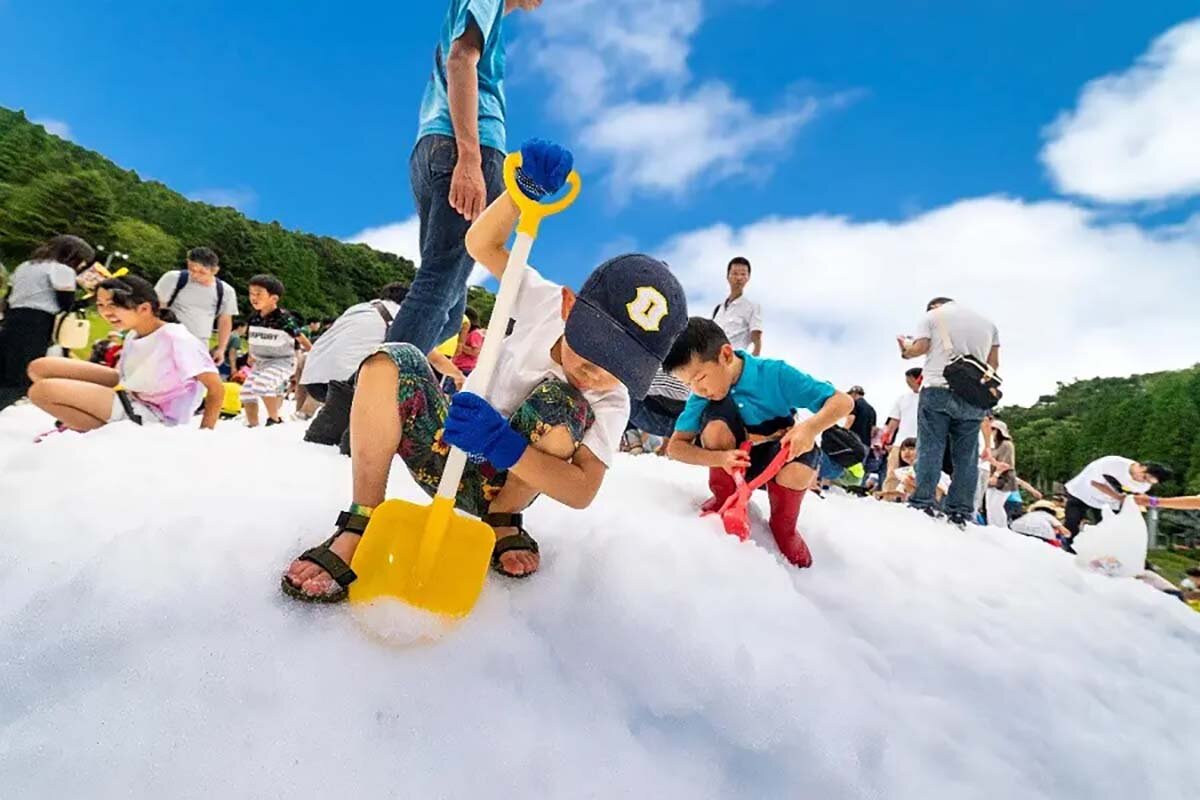 六甲山の恒例夏イベントが会場変更、植物園に雪山が出現