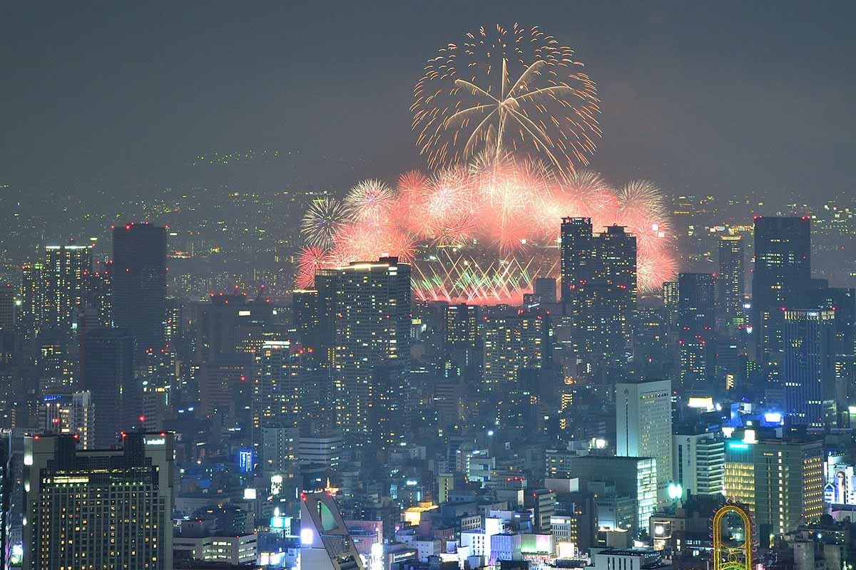 ビルから望む淀川の花火大会、高所から鑑賞する貴重な機会へ