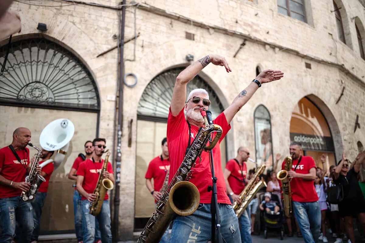 万博イタリア館からJR大阪へ出張・生演奏、ストリートバンドを無料観覧