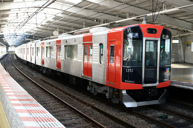 オレンジから赤へ、阪神電車の新カラー「リ・バーミリオン」が運行開始