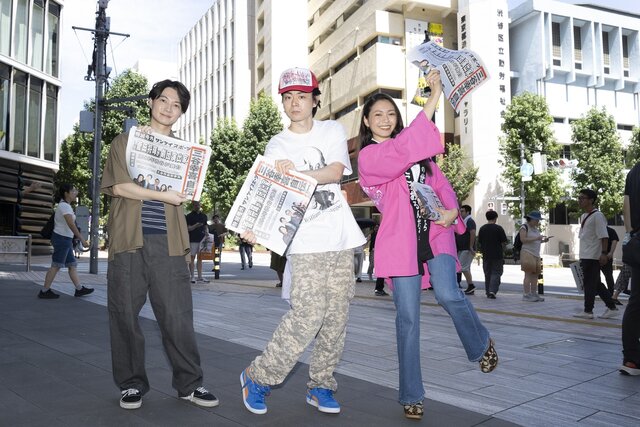 渋谷騒然！菅田将暉、二階堂ふみ、神木隆之介が渋谷PARCO前にサプライズ登場！情報解禁のサンスポ特別号外を手渡しするゲリライベントを敢行！