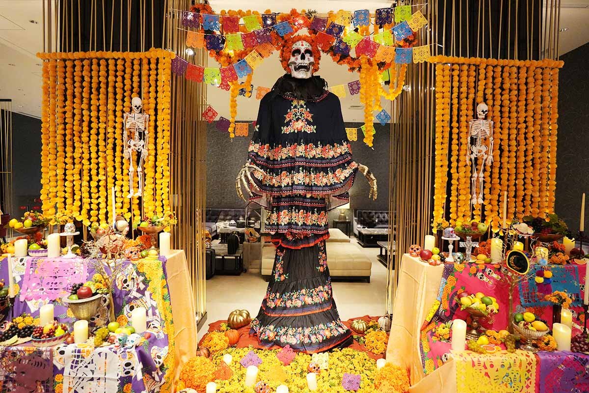 「ハロウィーン」と「死者の日」って何が違う？ 大阪のホテルに巨大カラベラ人形