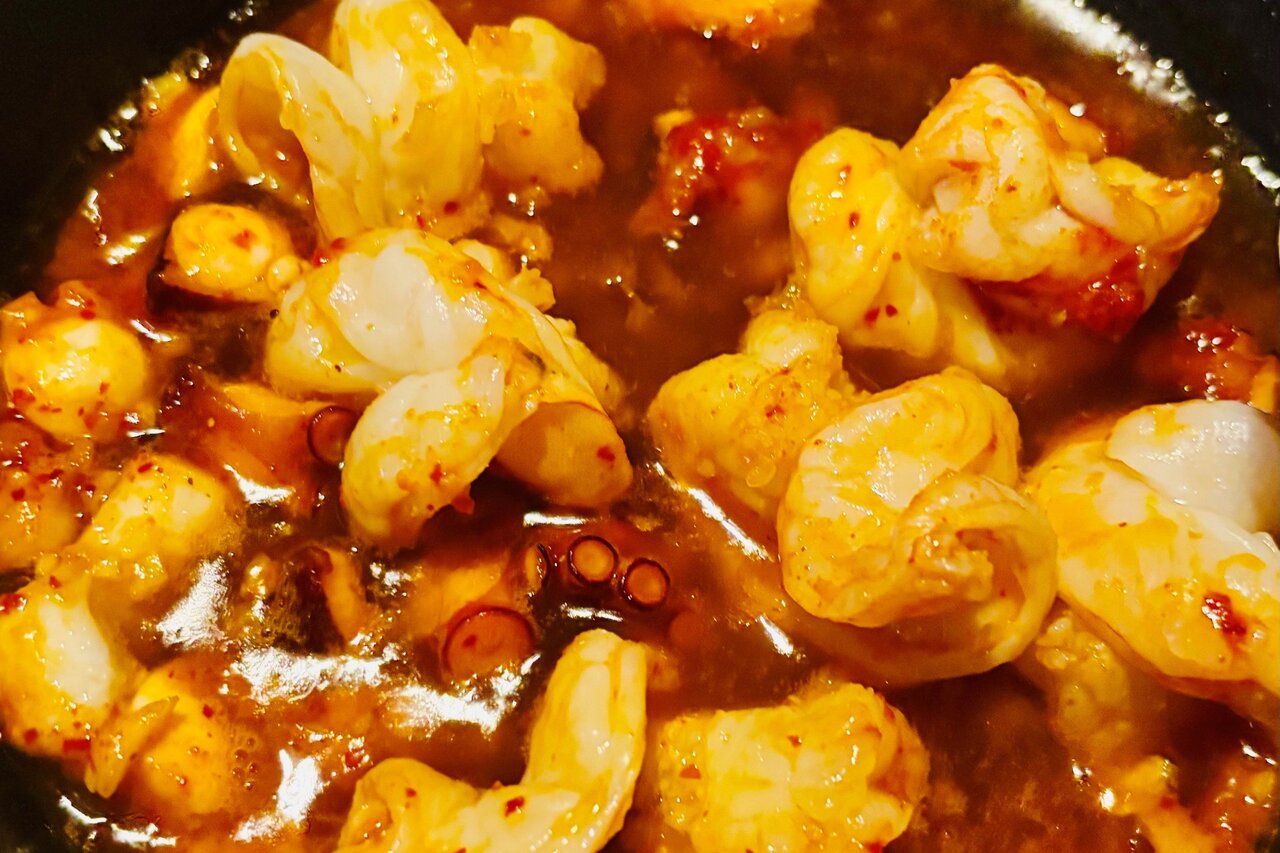 「女のくせに」と言われた日々を超えて──ハラスメントの大波と気分スッキリ秋の簡単「アヒージョ」レシピ【わかぎゑふの料理コラム】