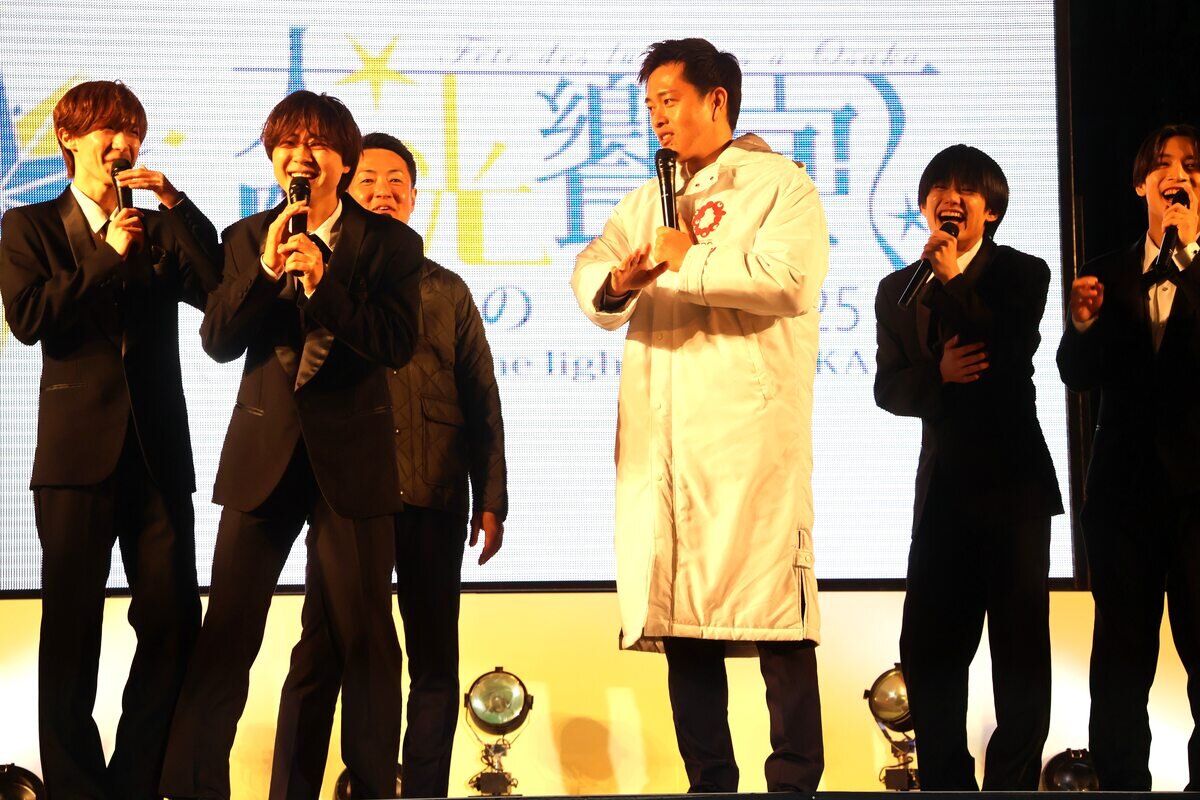 吉村知事とのダンスも。AmBitiousが大阪・光の饗宴2025開宴式にサプライズ登場