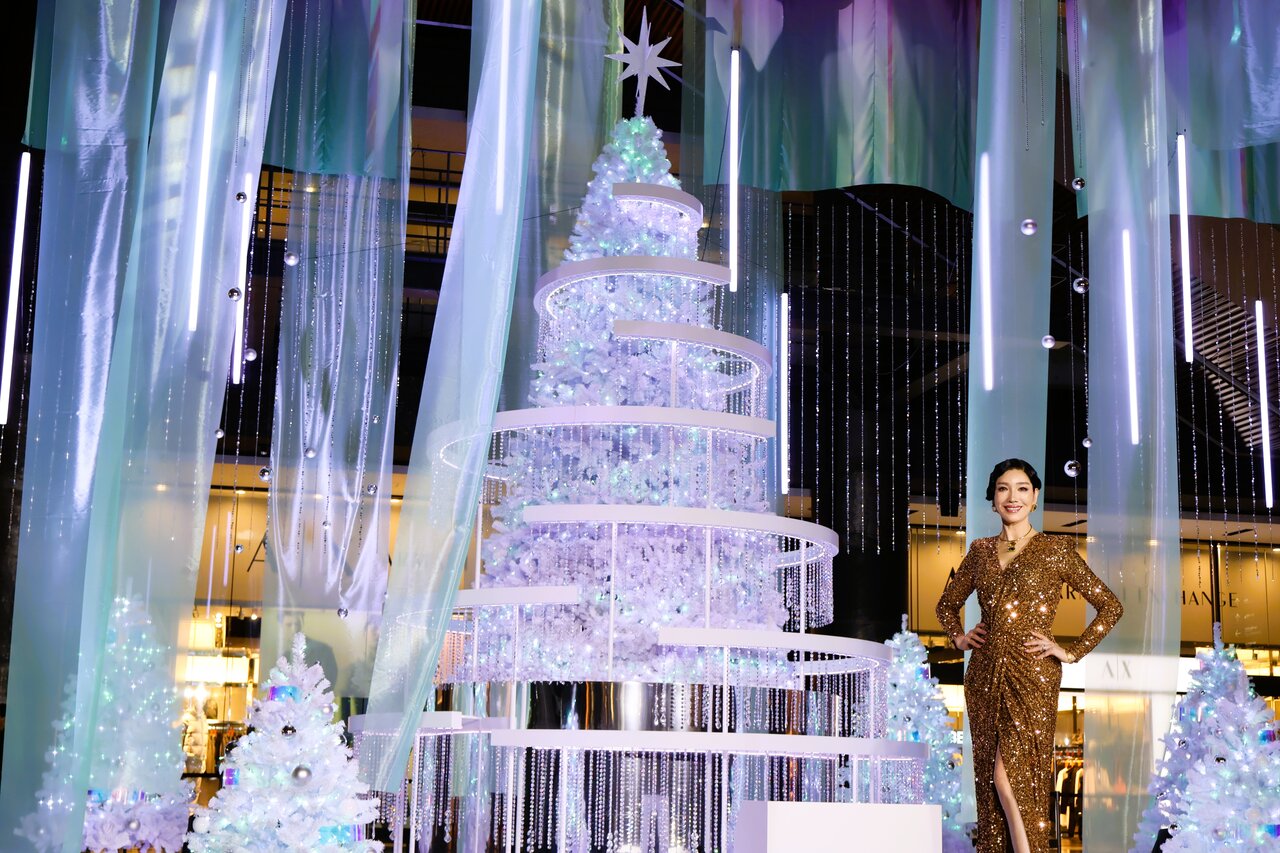 アンミカ「私自身がクリスマスツリーになってみました」ド派手ドレスで大阪・グランフロントに降臨。