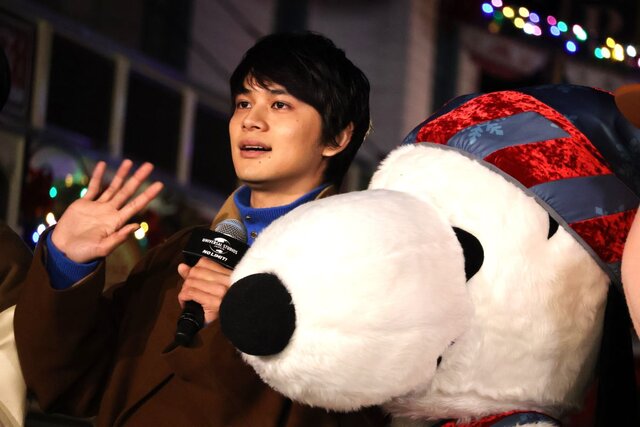北村匠海、USJに初降臨　“自分で飾る”クリスマス開幕！