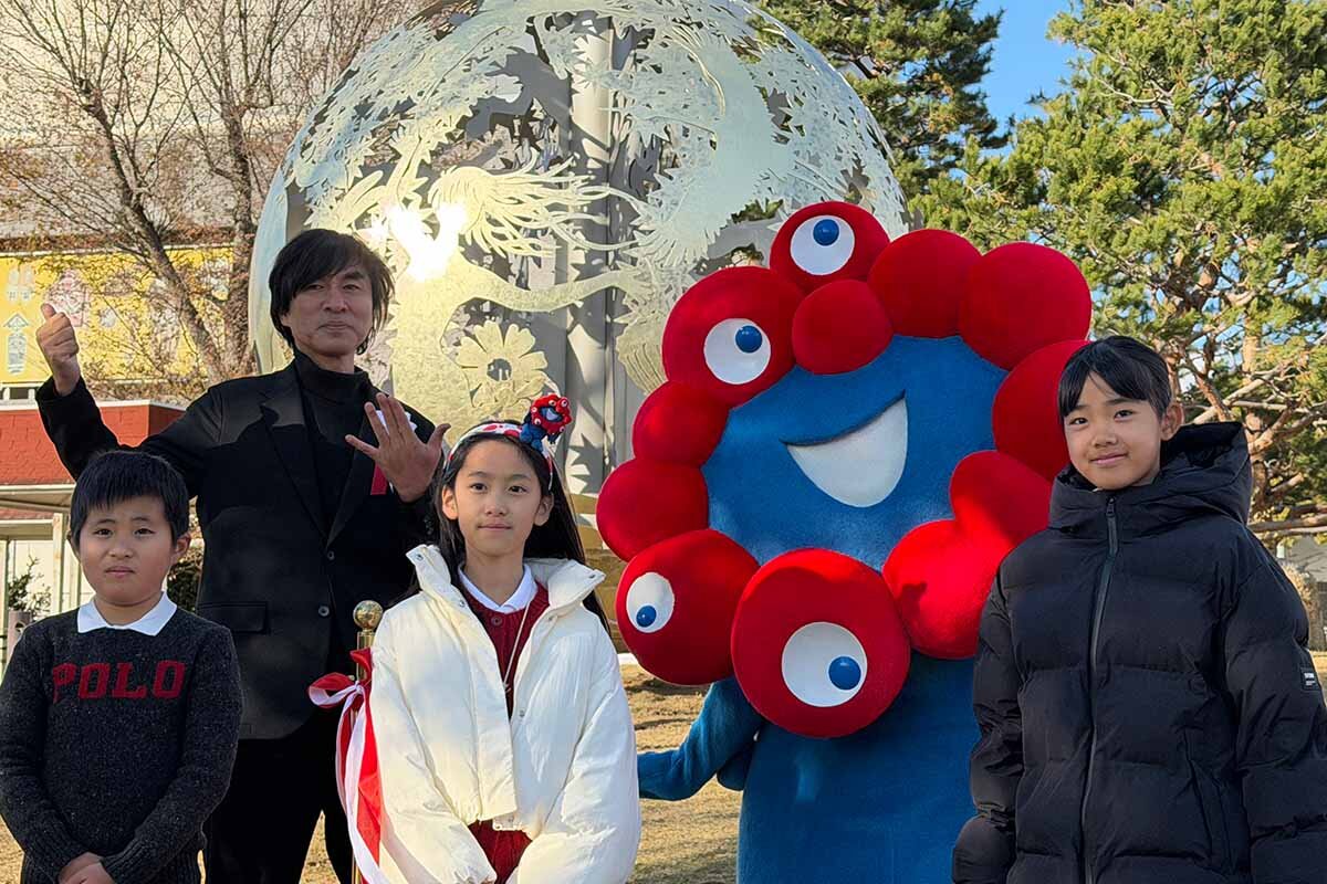 ミャクミャクが万博公園に現る、大阪・関西万博のモニュメント「いのち球」移設セレモニーで