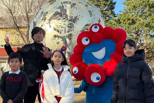 ミャクミャクが万博公園に現る、大阪・関西万博のモニュメント「いのち球」移設セレモニーで