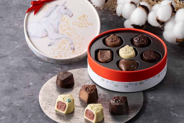 ゴディバが上賀茂神社と午年コラボ、絵馬型メッセージ付きの白馬に乗ったレディ・ゴディバチョコ