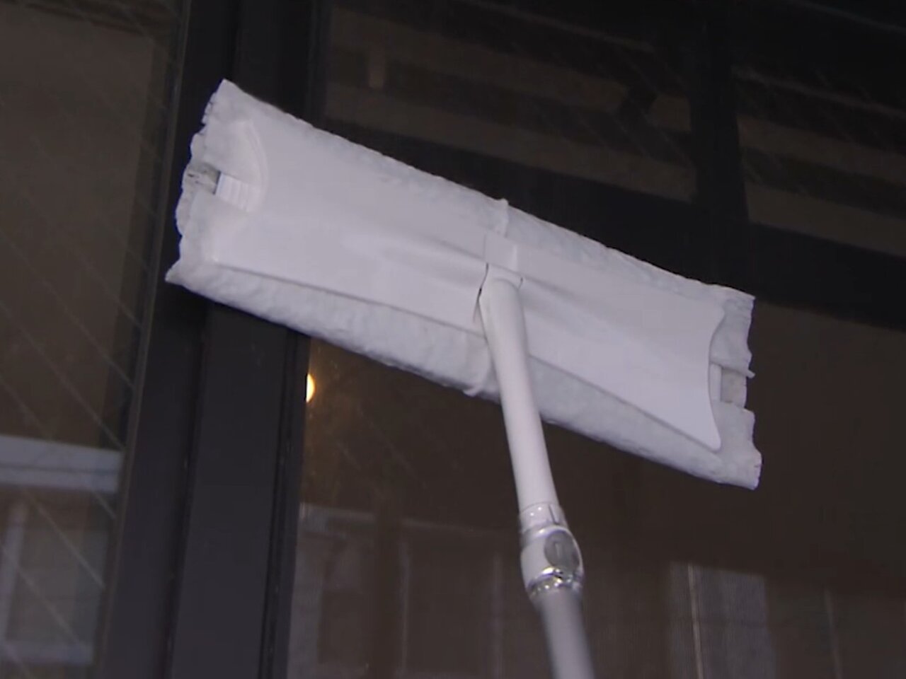 たった1カ所で“大掃除やった感”…極力手間をかけない＜窓掃除＞の裏技 プロ直伝の使い捨て道具活用法とは【ウラマヨ！】