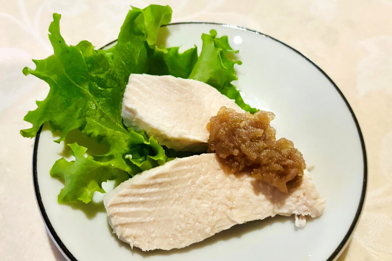 集団行動って一種の暴力！？町中華のランチタイムに見えた人間模様──年末年始の作り置きに便利！和・洋・中アレンジ自在の「鶏むね肉のハム」レシピ【わかぎゑふの料理コラム】 