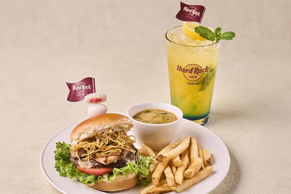 ラーメンを食しやすくハンバーガーに変化、アニメ「ナルト」と「ハードロックカフェ」がタッグを組んだコラボメニュー