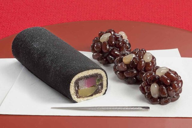 まるで“恵方巻”な和菓子が京都に登場、まるで海苔のような“羊羹”で巻く創作和菓子
