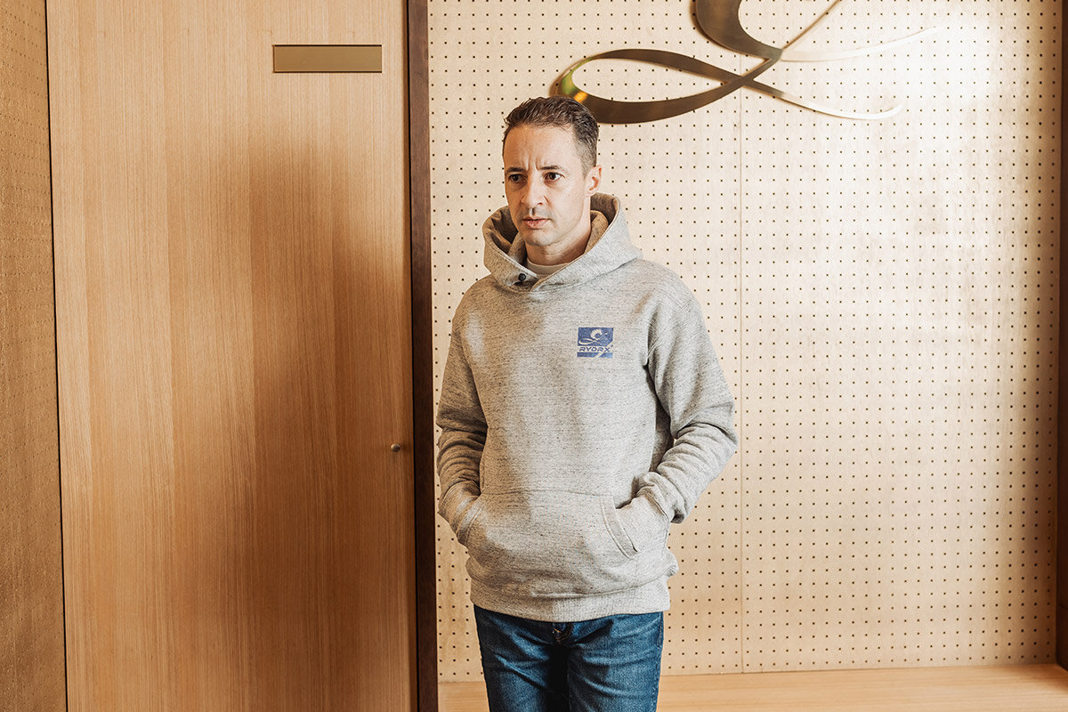 トップ騎手・C.ルメールによる「祝・午年」の新ファッション、京都の旗艦店で発売