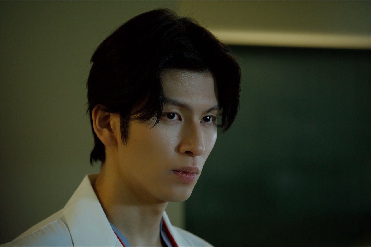 主人公・都築（長谷川慎）の妻・美保の命が狙われている理由は「３年前の爆破事件」にある？【ドラマ『顔のない患者-救うか、裁くか-』】