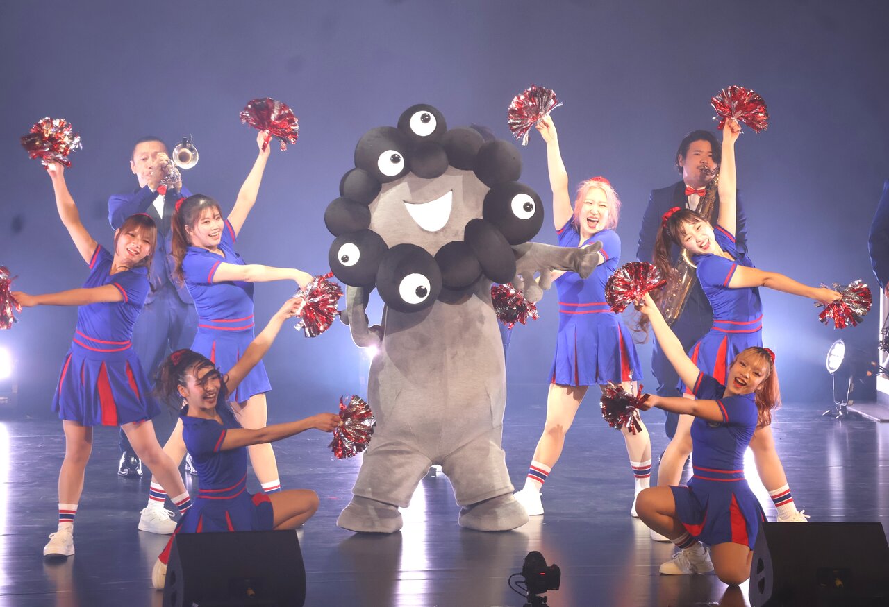 黒ミャクミャクがサプライズ初降臨 「ミャクミャク感謝祭」で800人が大熱狂【取材レポート】