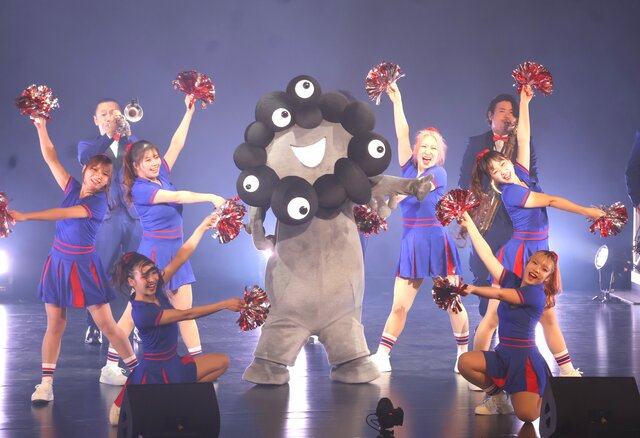 黒ミャクミャクがサプライズ初降臨 「ミャクミャク感謝祭」で800人が大熱狂【取材レポート】