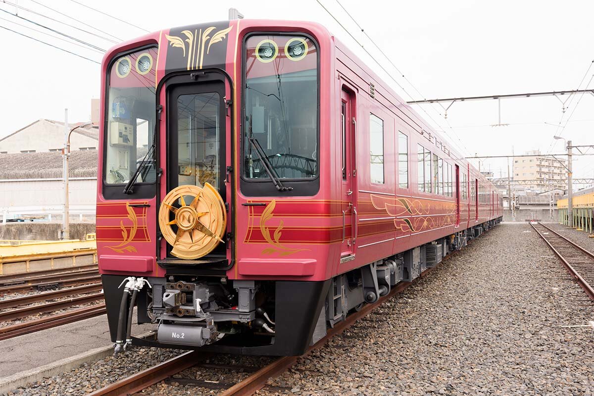 鉄道バラ文字 高野山や関空の頭文字が入った羅針盤エンブレム、新観光列車「GRAN