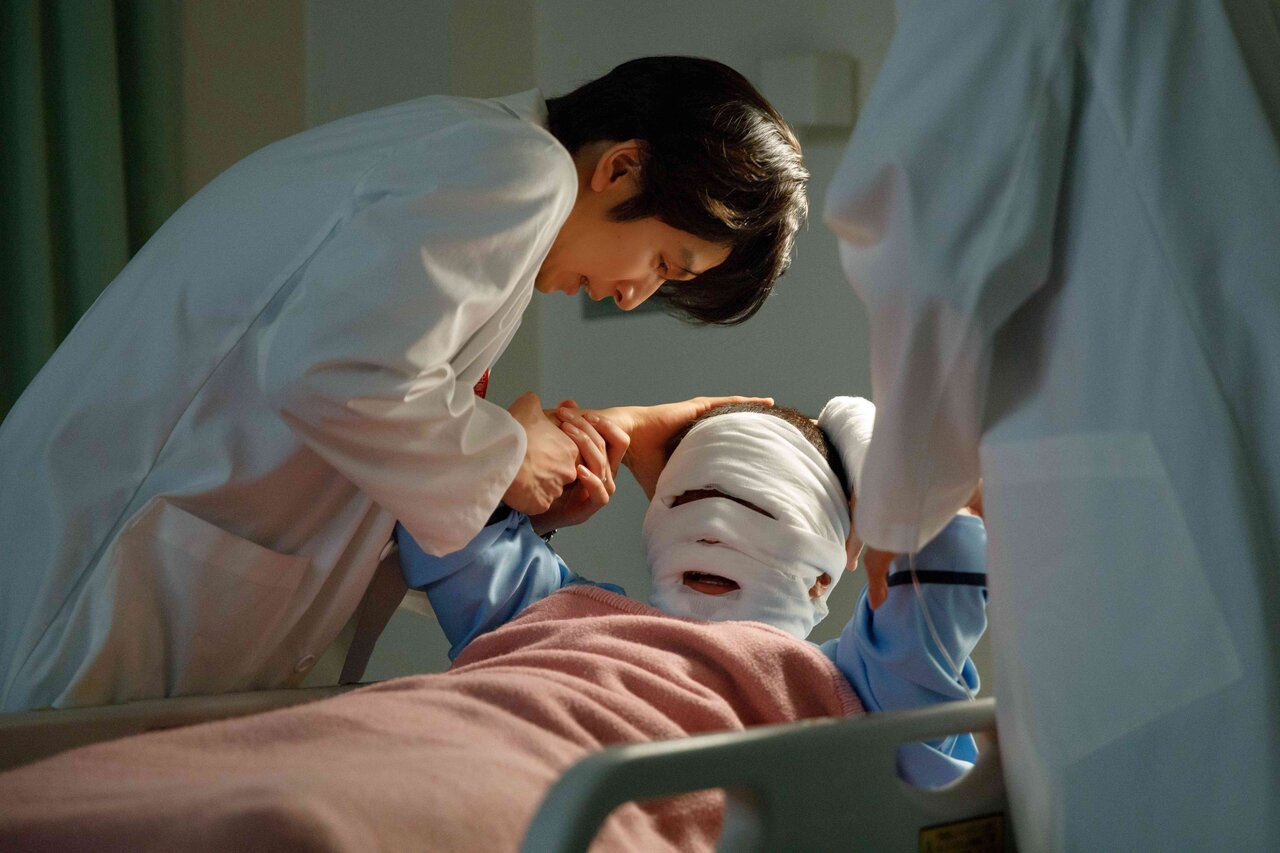 まさかの展開に衝撃、都築（長谷川慎）が殺そうとしたのは爆弾魔ではない？「カオナシ」の正体もついに判明【ドラマ『顔のない患者-救うか、裁くか-』】 