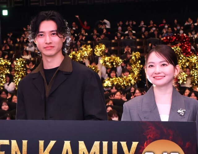 山﨑賢人＆山田杏奈が大阪に降臨、高校チア部の“逆サプライズ”に笑顔『ゴールデンカムイ 網走監獄襲撃編』【舞台あいさつレポート】