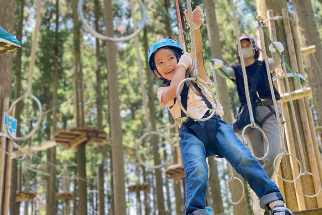 春のお出かけに！ 関西で思いっきり遊べるアスレチック3選　水上アスレチックや空中散歩も