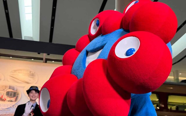 京都・下京区にミャクミャクが400体、黄色い歓声があがった「京都鉄道博物館」のセレモニー【初日レポート】