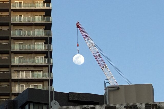 クレーンが月を引き上げる！？豊田アナ、信じられないものが撮れました