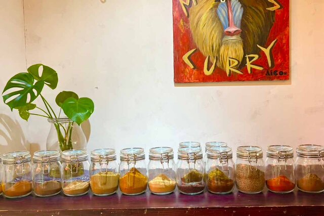 神戸・東山市場で25種以上のスパイスやハーブが量り売り、「マンドリルカレー」がスパイス体験をスタート