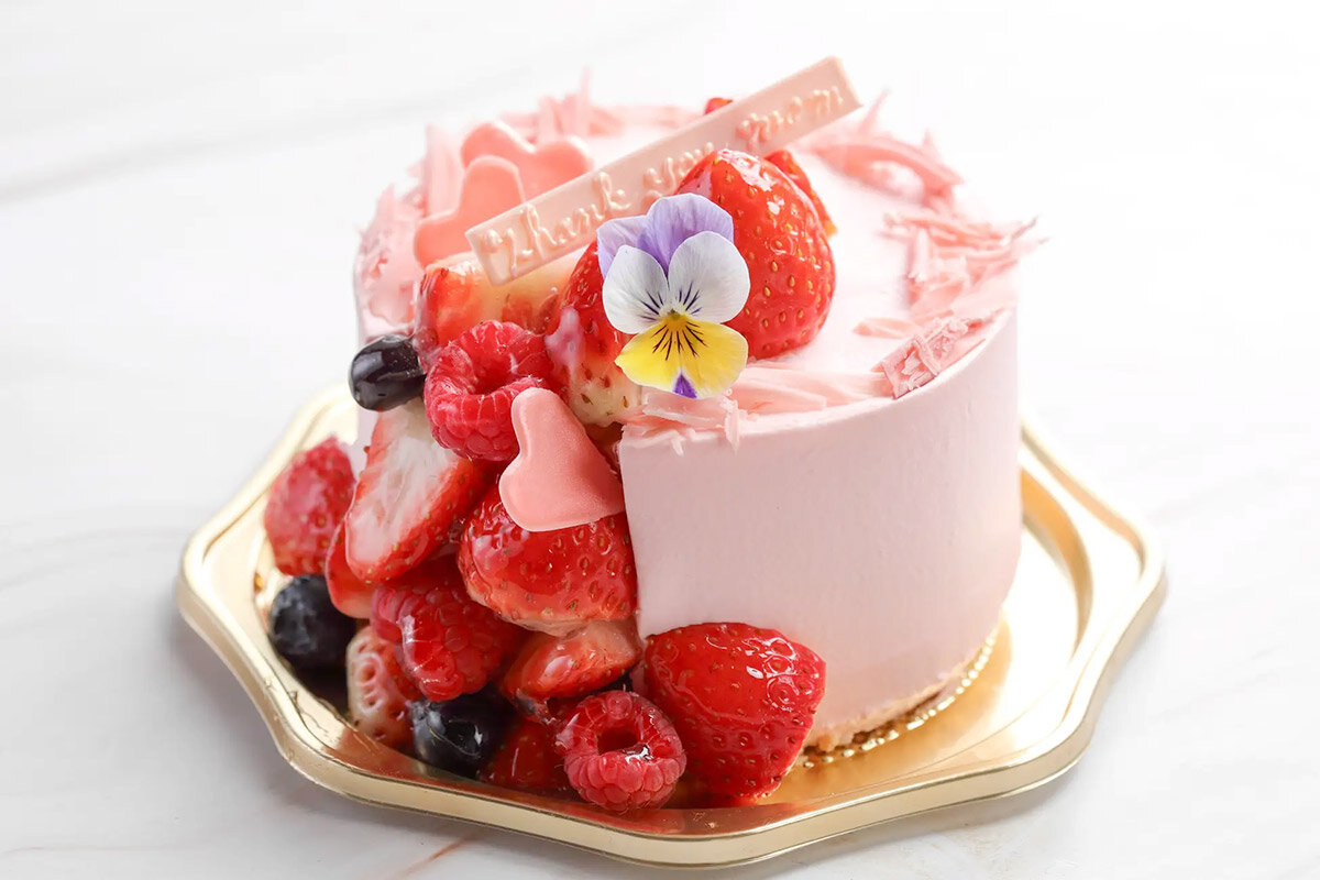 【大阪・上本町】インパクト抜群！ いちごが滝のように流れる、シェラトン都ホテル大阪の「母の日」限定ケーキ