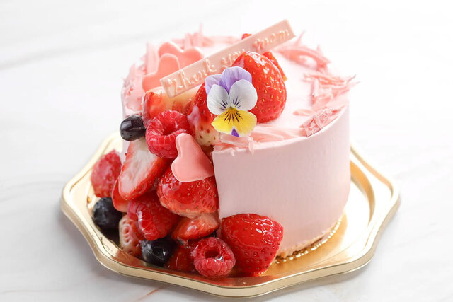 【大阪・上本町】インパクト抜群！ いちごが滝のように流れる、シェラトン都ホテル大阪の「母の日」限定ケーキ