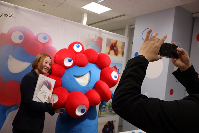 【袋とじアリ⁉】ミャクミャク様、まさかのグラビア写真集発売！沖縄ロケで見せた"アイドル級"の笑顔に万博ロス勢が熱狂