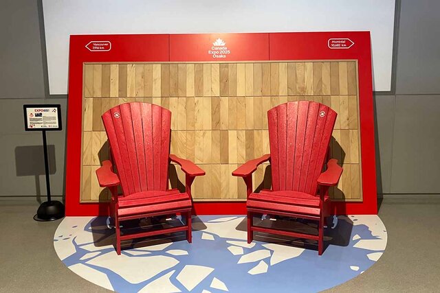 またひとつ万博レガシーが関空に移設、カナダ国立公園にもあるカナダパビリオンの赤い椅子