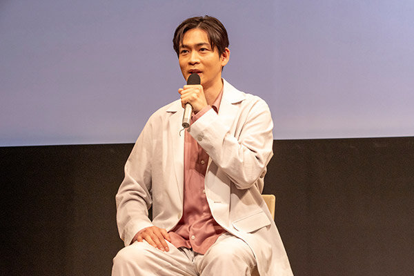 松下洸平が語るプロデューサーと脚本家、佐野亜裕美Pが作る世界は「“ぶっ刺さるもの”がある」印象に残っているセリフは「流星の“意味が分からないセリフ”」  【黒木華主演・銀河の一票】