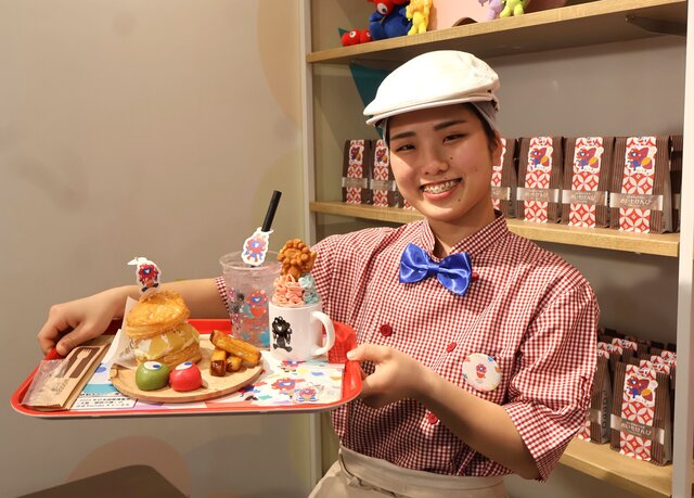 【大阪・梅田】泡に浮かぶ黒ミャクミャクビールや“こみゃく”スイーツも登場、半年限定オープンの「EXPO2025オフィシャルカフェ」を徹底レポート