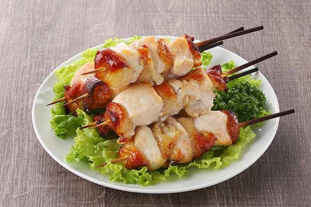 【大阪・豊中】1本120円！岡山で1日4000本売れる串焼きローストチキン専門店「鳥周」が岡町にオープン