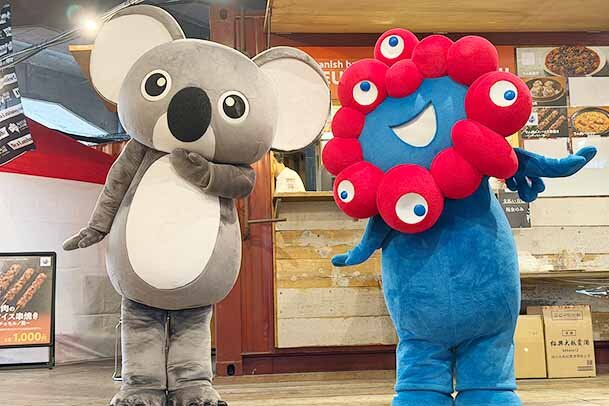 ミャクミャクが大阪・中津で万博仲間と再会、ラム肉グルメイベントに