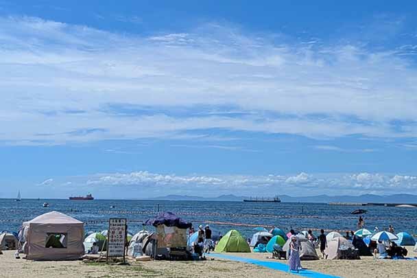 【南大阪】子供料金新設で利用しやすく！「二色の浜海水浴場」が海辺のレジャーエリアに。美しい海に大型アクティビティー登場