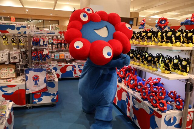 ミャクミャクが豪快「カキーン」ポーズ、阪神タイガースコラボグッズ発売で阪神梅田本店にサプライズ登場