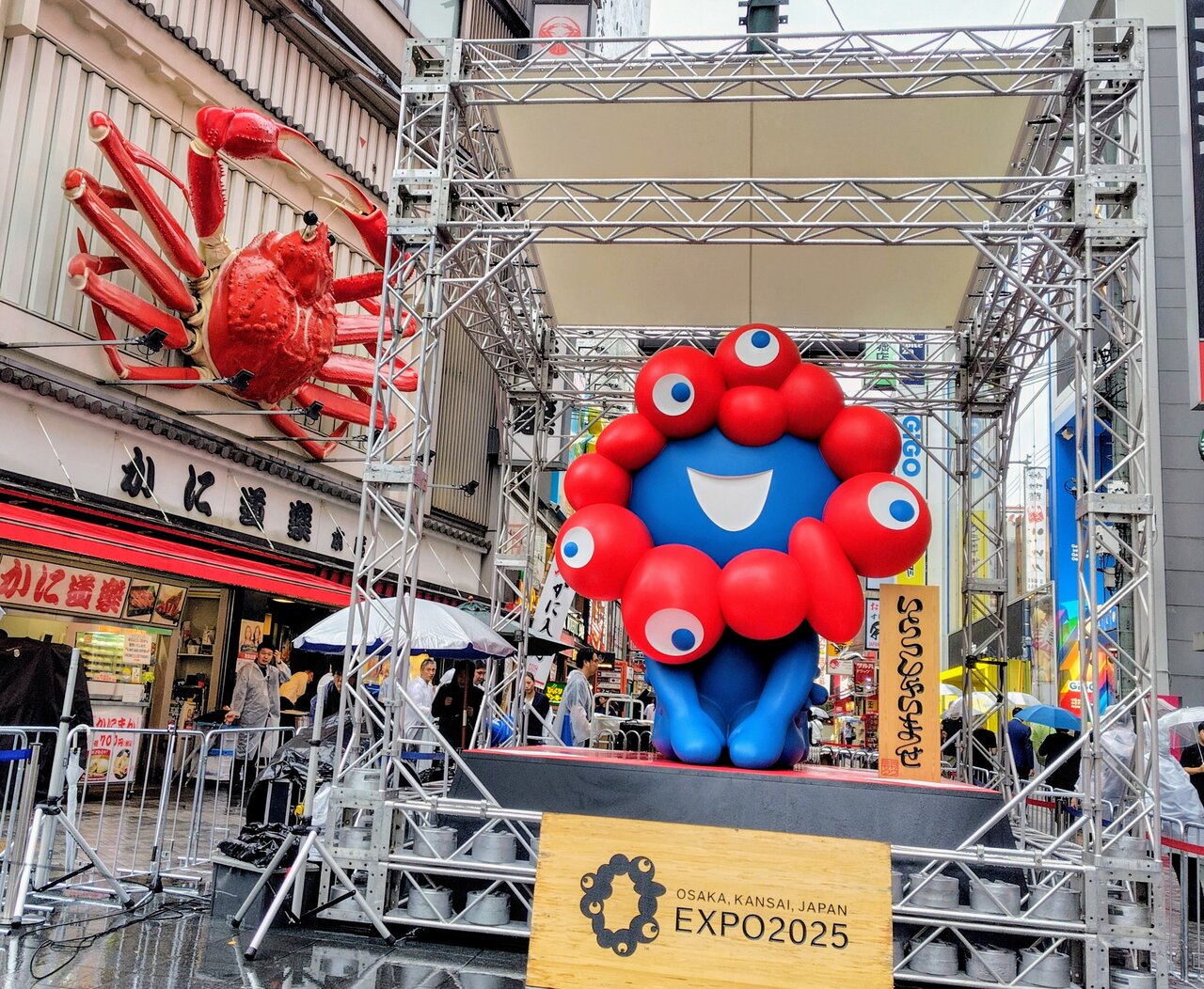 【大阪・ミナミ】ミャクミャクが道頓堀に“お引っ越し”　かに道楽前の除幕式にファン「おかえり～！」の歓声