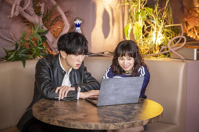 ヒナタ（関水渚）が自らシリアルキラーの標的へ——。横山裕主演『今夜もシリアルキラーと待ち合わせ』第3話、狂気の部屋で暴かれた“歪んだ選別基準” 