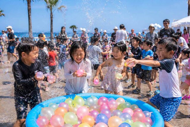 南大阪・泉南市で新しいフェス開催、ミャクミャクモニュメントがあるビーチでびしょ濡れバトルも