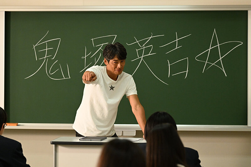 反町隆史が演じる鬼塚英吉は、令和でも“スーパーヒーロー”になるのか。ドラマ『GTO』第１話が問いかけた教師像