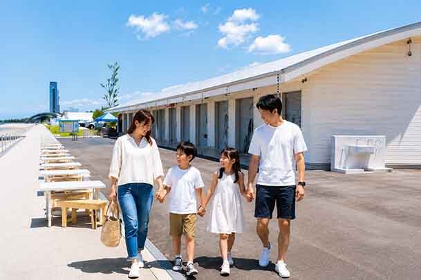 【南大阪】ビーチに地元・泉州の8店舗が集結し無料のしらすごはん振る舞いも、泉南ロングパークの「海のマルシェ」がリニューアル！