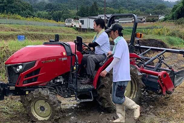 世界遺産となった「飛鳥エリア」に体験型の新施設、トラクターの運転をカフェとともに楽しめる「ひるさいど飛鳥」