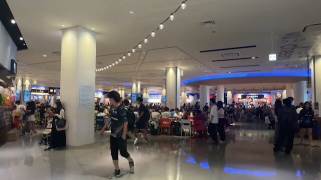 土日のお昼時にフードコートでありがちな「席あいてない問題」 常連ファミリーの攻略法が目からウロコだった【ウラマヨ！】
