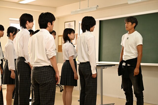 次週、いよいよ最終回。鬼塚の窮地に“かつての教え子たち”が集結！MON7Aが撮影現場をサプライズ訪問！